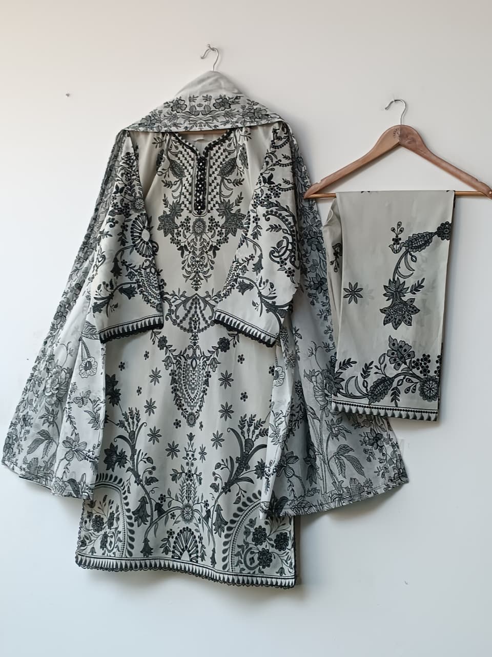 FARZNA (GRAY)