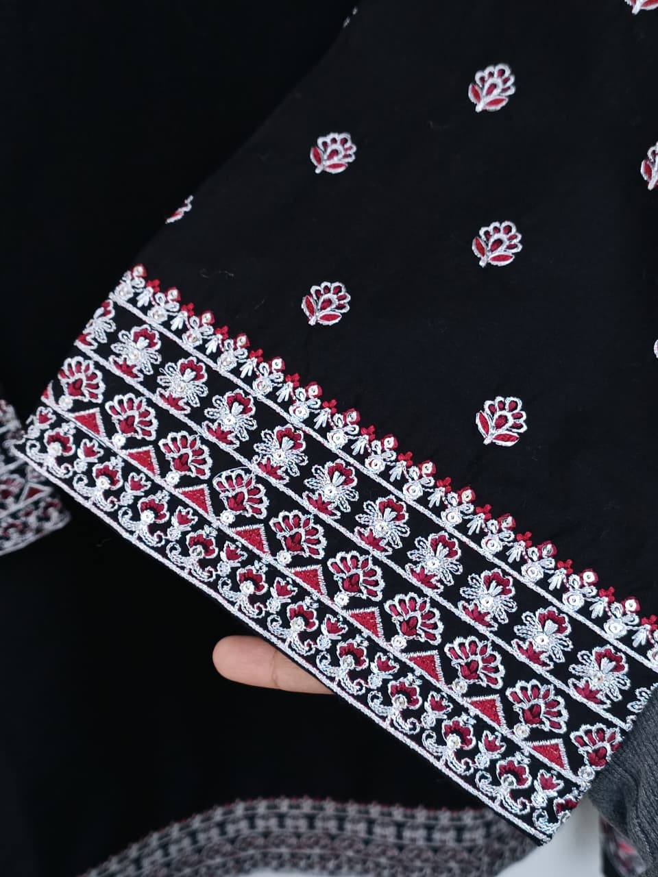 NEELO (BLACK)