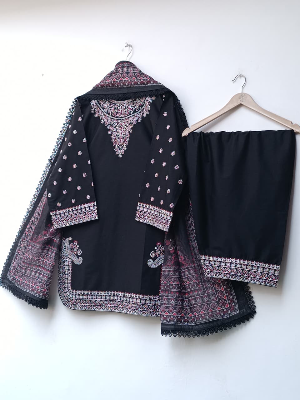 NEELO (BLACK)